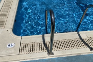 【離島でリゾートバイト】夏限定のプールスタッフ募集!