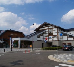 京都駅から電車で一本!人気観光地でしっかり稼ぎたい方にピッタリの案件です🍳