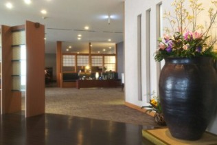 生活費無料で毎日温泉入浴!四季の花に囲まれておもてなしの心を学べる宿🌸