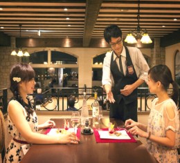 河口湖のヨーロッパ風ホテルでのレストラン業務♪