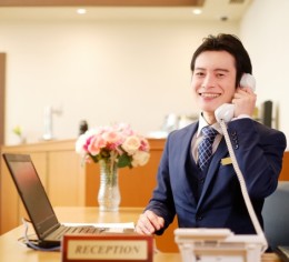 ペットと一緒に泊まれるホテルでフロントスタッフ募集!