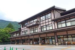 レストランで接客のお仕事!徒歩圏内に個室寮あり♫