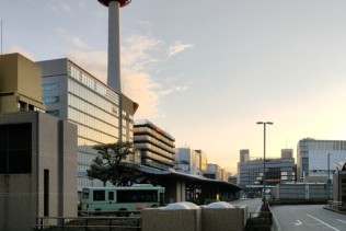 京都駅から1駅!周辺環境の良い和風リゾートホテルでのレストラン接客業務!