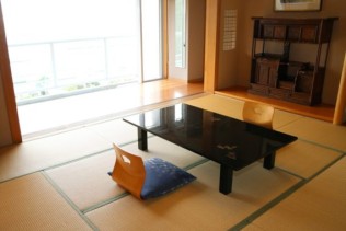 【西伊豆でリゾートバイト】夕日が美しい海沿いのホテルでレストランのお仕事♪
