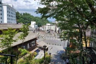 草津温泉湯畑まで徒歩4分!好立地のホテルで予約のお仕事♪