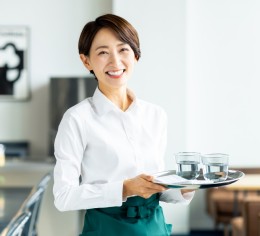 英語話せる方大歓迎!本に囲まれたホテルでサービススタッフ募集中✨