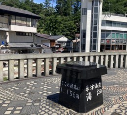 温泉巡りを無料で楽しめる人気勤務地でレストランサービスのお仕事!