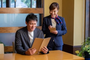 宮古島の空港でカフェスタッフのお仕事!
