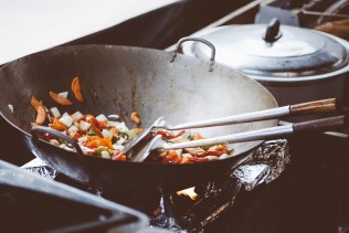 大型リゾートホテルでのお仕事です!きれいな個室ワンルームに充実の食事付き♪