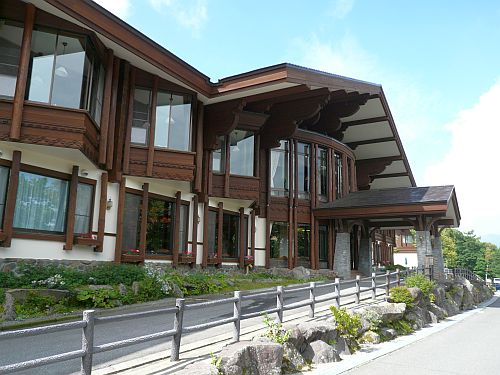 フルコースディナーが有名！白樺のリゾート施設でマルチタスクのお仕事♪