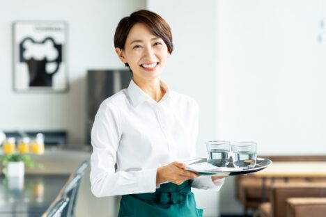 英語話せる方大歓迎！本に囲まれたホテルでサービススタッフ募集中✨