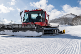 北海道の有名スキー場で圧雪スタッフ募集！